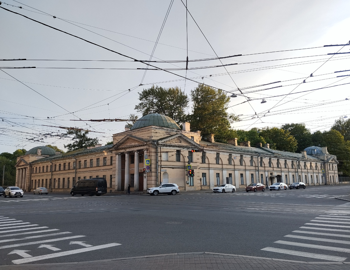 Вышел не у Финляндского вокзала, а в сторону улицы Боткинской, а тут как-то неуютно...