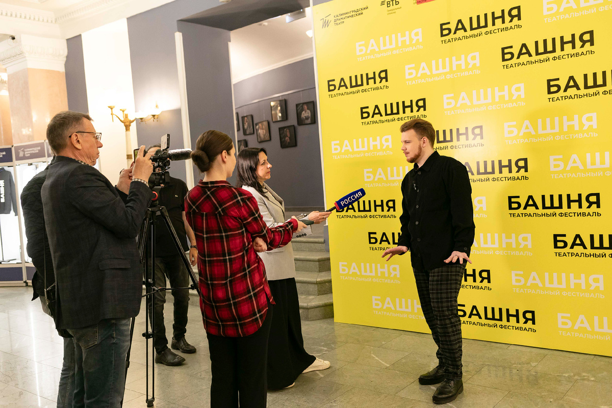 Солист Артем Попов. Фото - Александр Матвеев