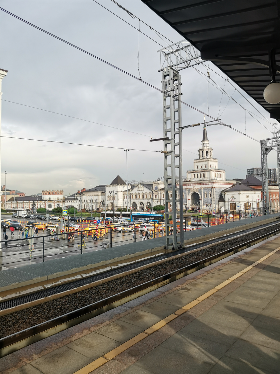 Вид на Казанский вокзал с платформы электричек D2