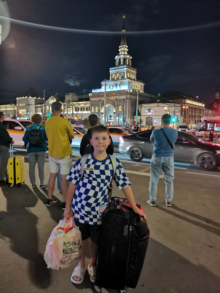 Идём с электрички на Казанский вокзал 