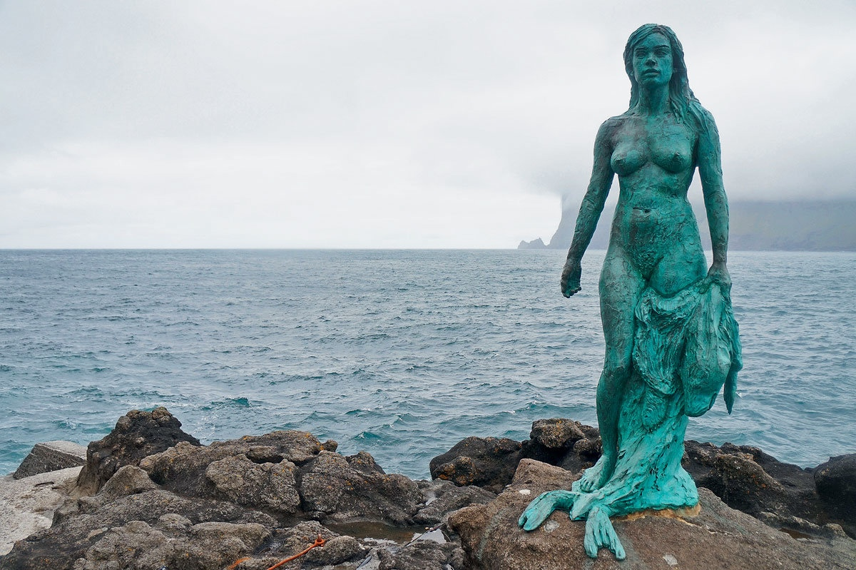 Фото памятника женщине-тюленю Копаконан на Фарерских островах