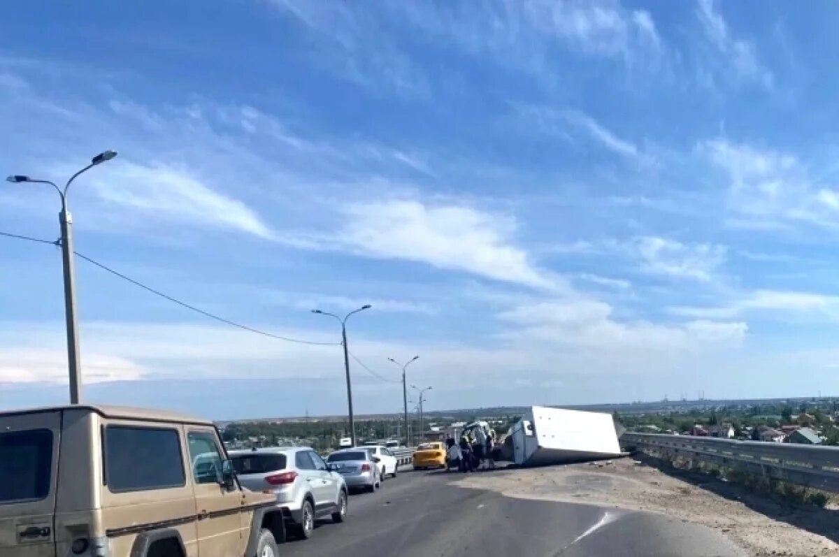    Вогоградец на Mercedes пострадал в ДТП с рефрижератором на 3-й продольной