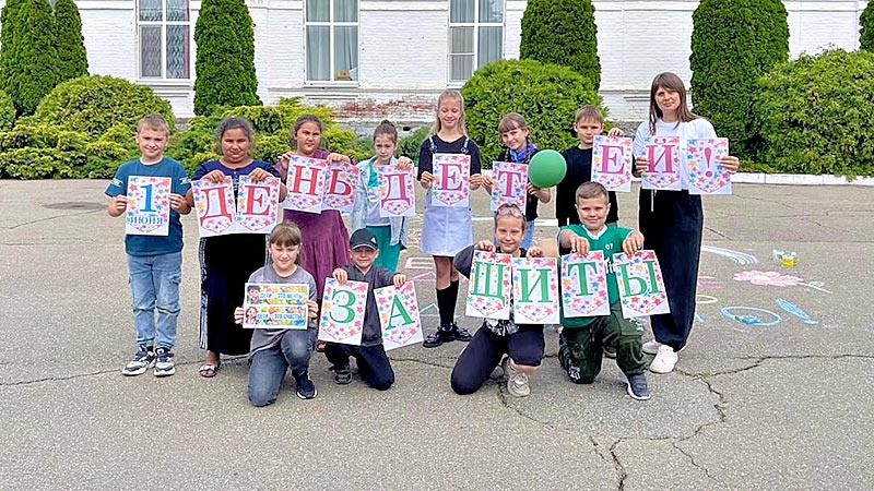    Яркие краски детства: в Курганинске отметили День защиты детей рисунками на асфальте и флешмобом