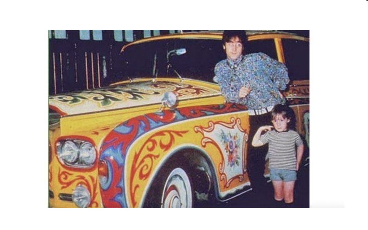 Примерно так была разукрашена цыганская повозка, доставленная Ленноном на остров