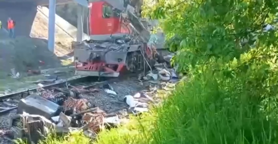 Сегодня ночью в Брянской области рухнул мост, под которым проезжал пассажирский поезд. 
 
Поезд двигался по маршруту Москва-Климово. 
 
По информации СМИ, мост, возможно, был взорван в тот момент, когда поезд проезжал по шпалам. 
 
Минимум 44 человека получили ранения, среди них один грудной ребёнок. Пока известно о как минимум 7 погибших