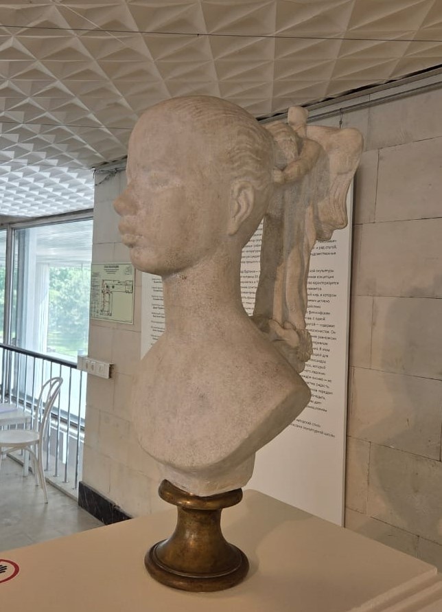 Муза. 1976 мрамор, бронза