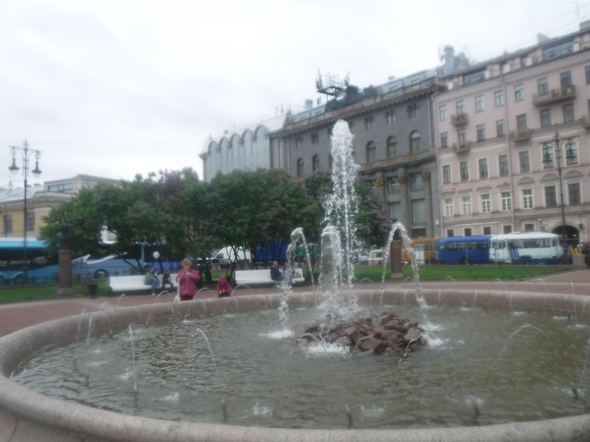 Фонтан и ретро-автобусы 