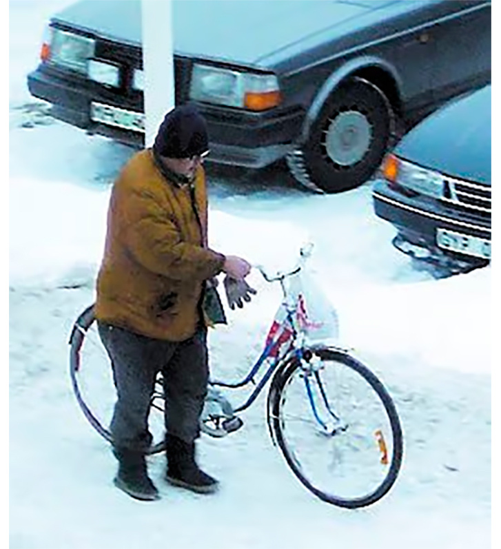 Курт на старом велосипеде объезжал мусорные баки города. Фото: aftonbladet.se/nyheter/a/VRxxx1/burk-curt-dog-som-miljonar/