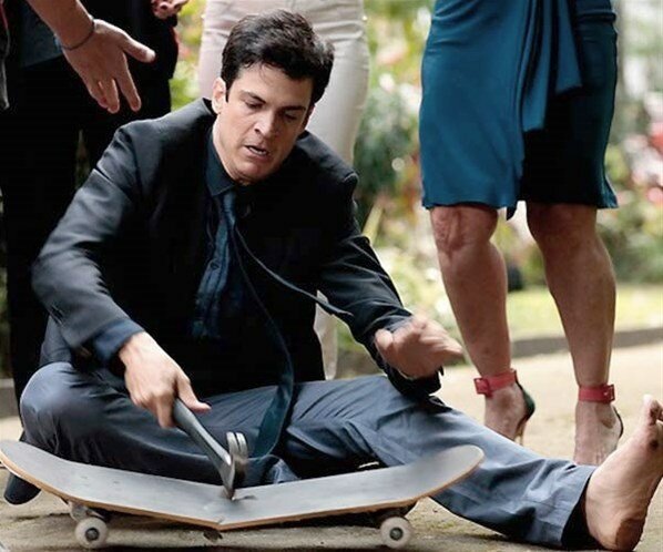 Фото с интернета. Феликс ломает доску своего сына. 