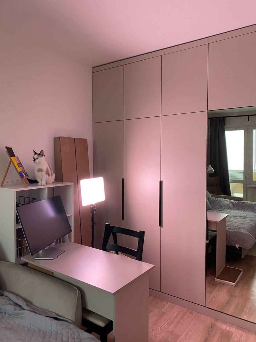 Письменный стол в спальню из ЛДСП