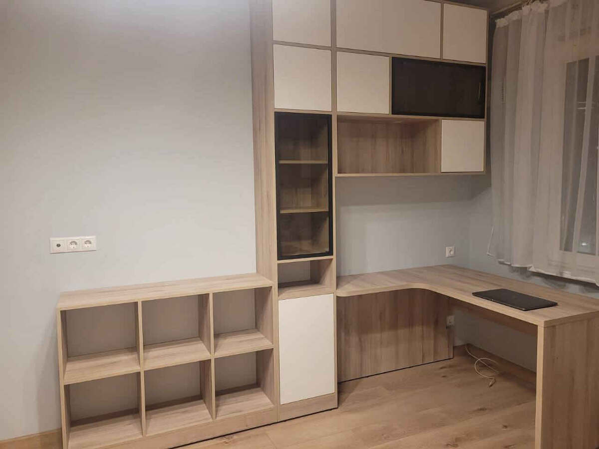 Угловой письменный стол в детскую