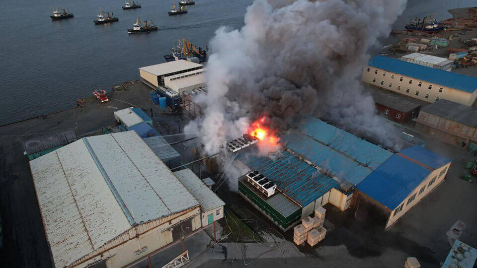     Пожар произошел на рыбокомбинате "Октябрьский" на Камчатке t.me/Камчатский край | Правительство