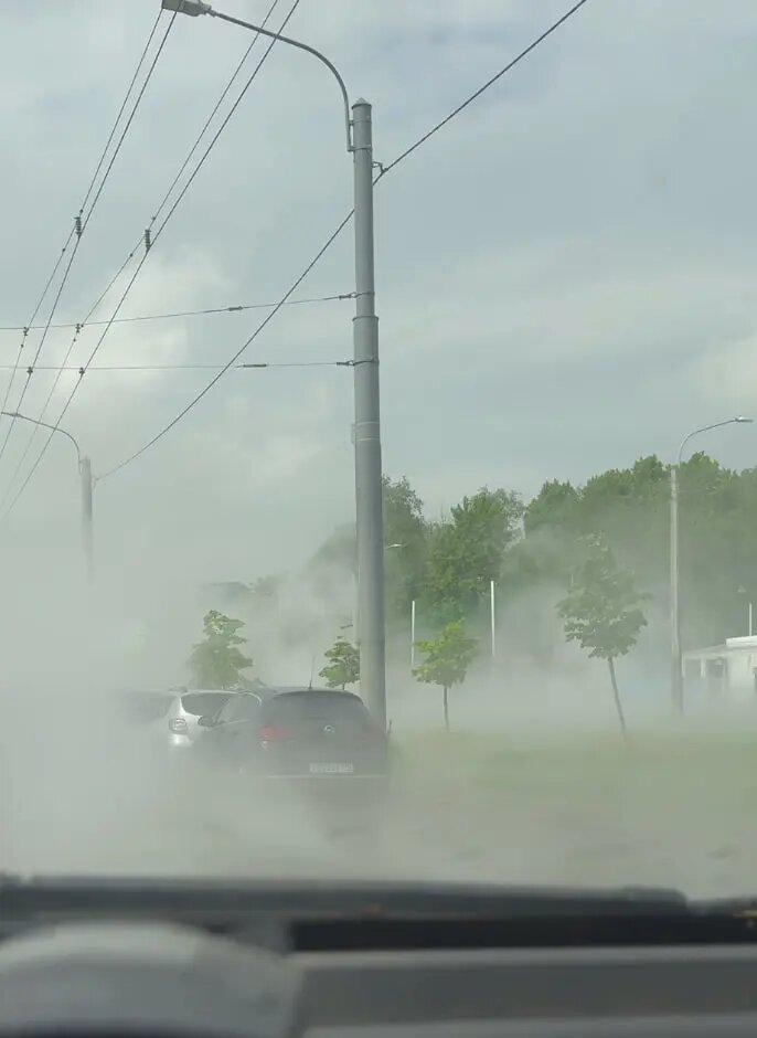   Прорыв трубы на Дыбенко. Фото: скриншот из видео в телеграм-канале «Мегаполис | ДТП и ЧП | Санкт-Петербург | Питер».