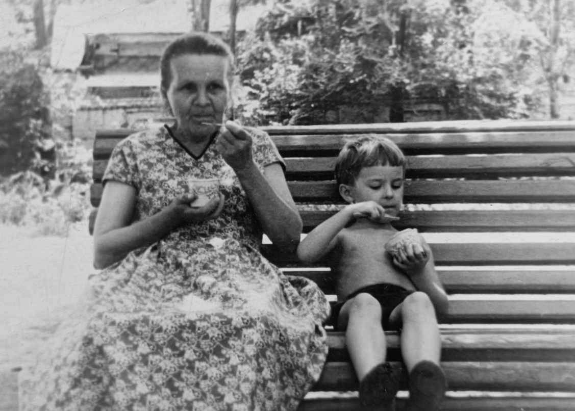 Кто из нас не любил поесть мороженое с бабушкой на лавочке жарким летним деньком?