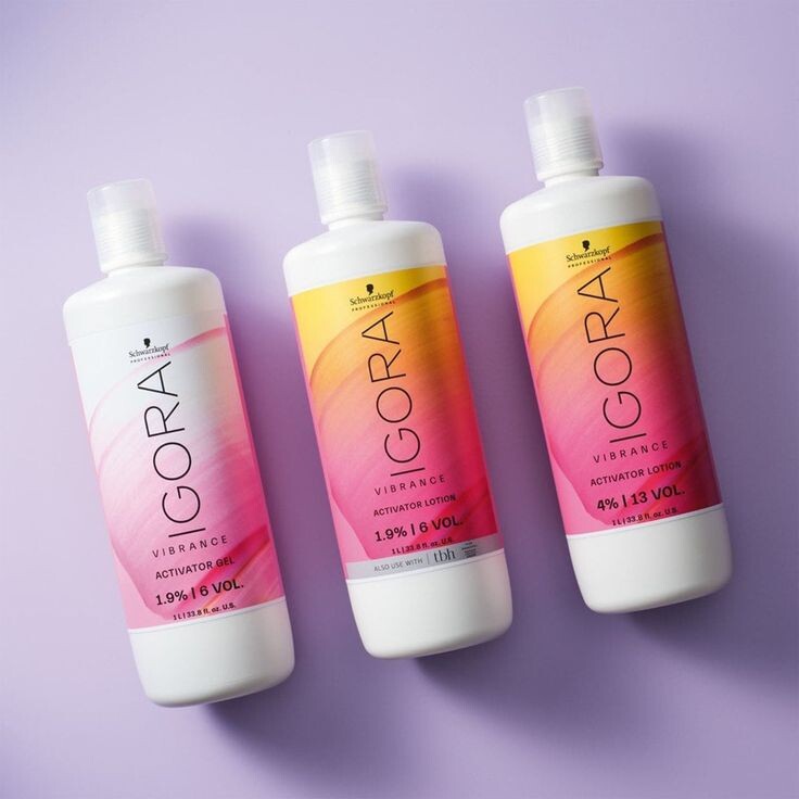 Основное назначение:
Работа исключительно с тонирующими красителями
Не совместим с осветляющими продуктами
Предназначен для мягкого обновления цвета
Важные особенности:
Создан специально для тонирования
Не обладает осветляющими свойствами
Работает только на поверхности волоса
Не затрагивает натуральную базу
Сферы применения:
Деликатное тонирование осветленных волос
Обновление цвета без осветления
Создание пастельных оттенков
Коррекция цвета
Тонирование отросших корней
Что нельзя делать:
Использовать с осветляющими порошками
Пытаться осветлить волосы
Применять для сильного изменения цвета
Использовать как альтернативу осветлителю
Преимущества в работе:
Идеален для тонирования
Бережно относится к структуре волос
Обеспечивает равномерное покрытие
Легко смешивается с красителями
Не течет при нанесении
Рекомендации по применению:
Используйте только с тонирующими красителями
Соблюдайте пропорции смешивания
Контролируйте время выдержки
Наносите на сухие волосы
Тщательно смывайте после процедуры
Важно помнить: этот оксидант - специализированное средство для тонирования, и его неправильное использование может привести к нежелательным результатам. Он не предназначен для осветления волос и не даст ожидаемого эффекта при работе с осветляющими продуктами.