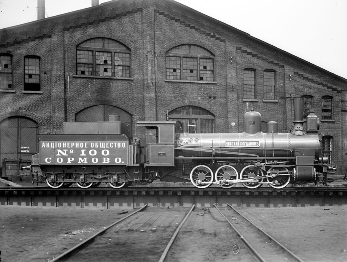 Выпуск 100-го паровоза на Сормовском заводе, 1899 год. Источник фото: ru.wikipedia.org Авторство: Дмитриев М. П.. https://pastvu.com/p/283338, Общественное достояние, https://commons.wikimedia.org/w/index.php?curid=94777466