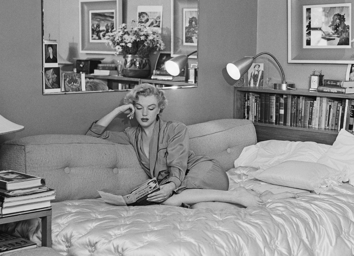 Мэрилин Монро в своей спальне. 1951 год.