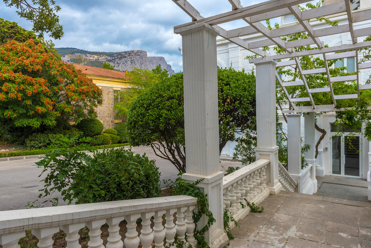 За пару лет купец построил роскошный дом, соорудил террасы и высадил сотни экзотических растений: деревьев, кустарников, цветов. Фото: Anna Krivitskaya / Shutterstock / Fotodom