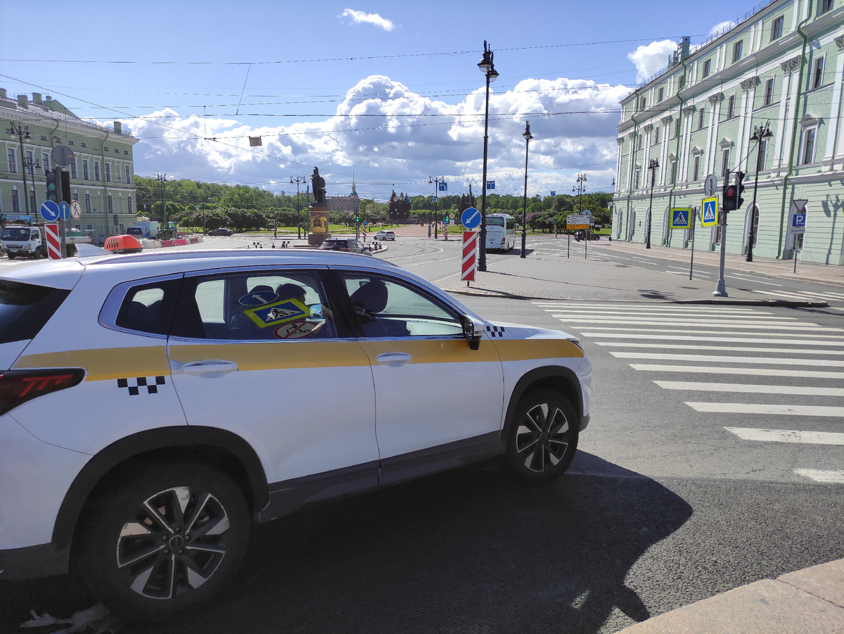 СПб. Такси. Вдали Марсово поле 