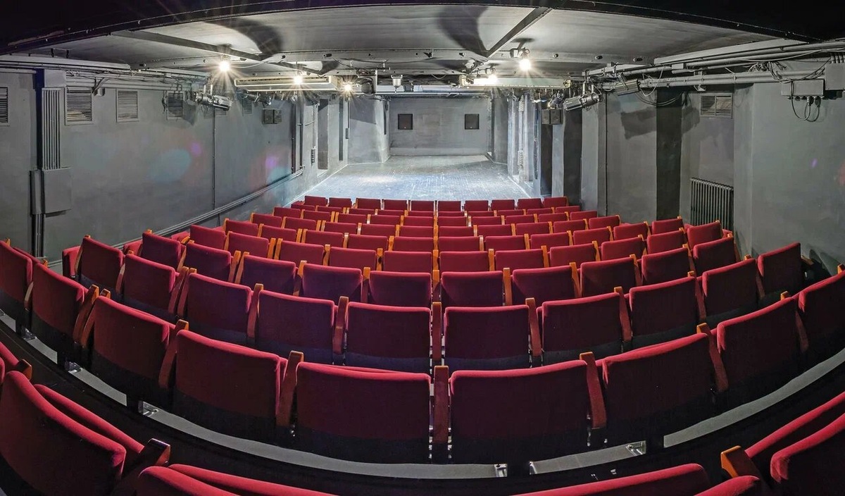 Нынешний зрительный зал «Подвала» по-прежнему невелик, но выглядит более современным. Фото: Яндекс / Яндекс Карты