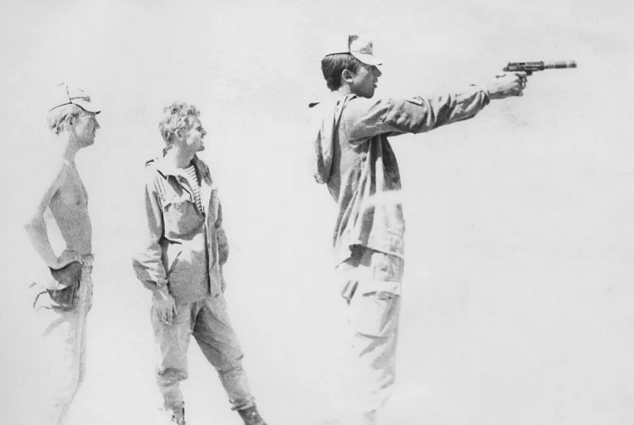 Солдаты с пистолетом ПБ