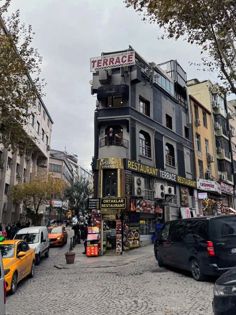 Занимает целых три этажа в многоэтажном здании и расположен в семи минутах ходьбы от площади Султанахмет. Фото: Павел Архипов / Яндекс Карты