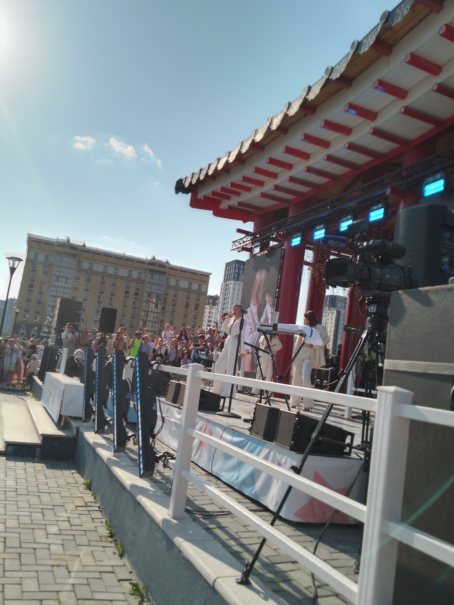 Юлиана Караулова на концерте в Корейском парке в Тюмени
