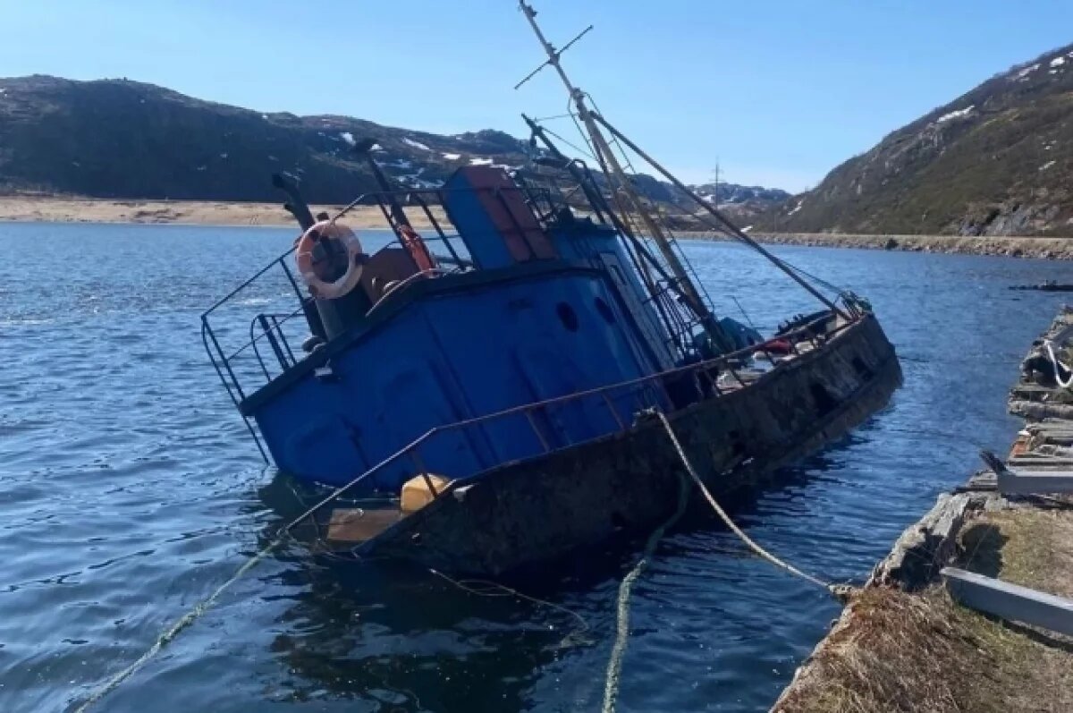    У мурманской Териберки частично затонуло судно, произошел разлив топлива