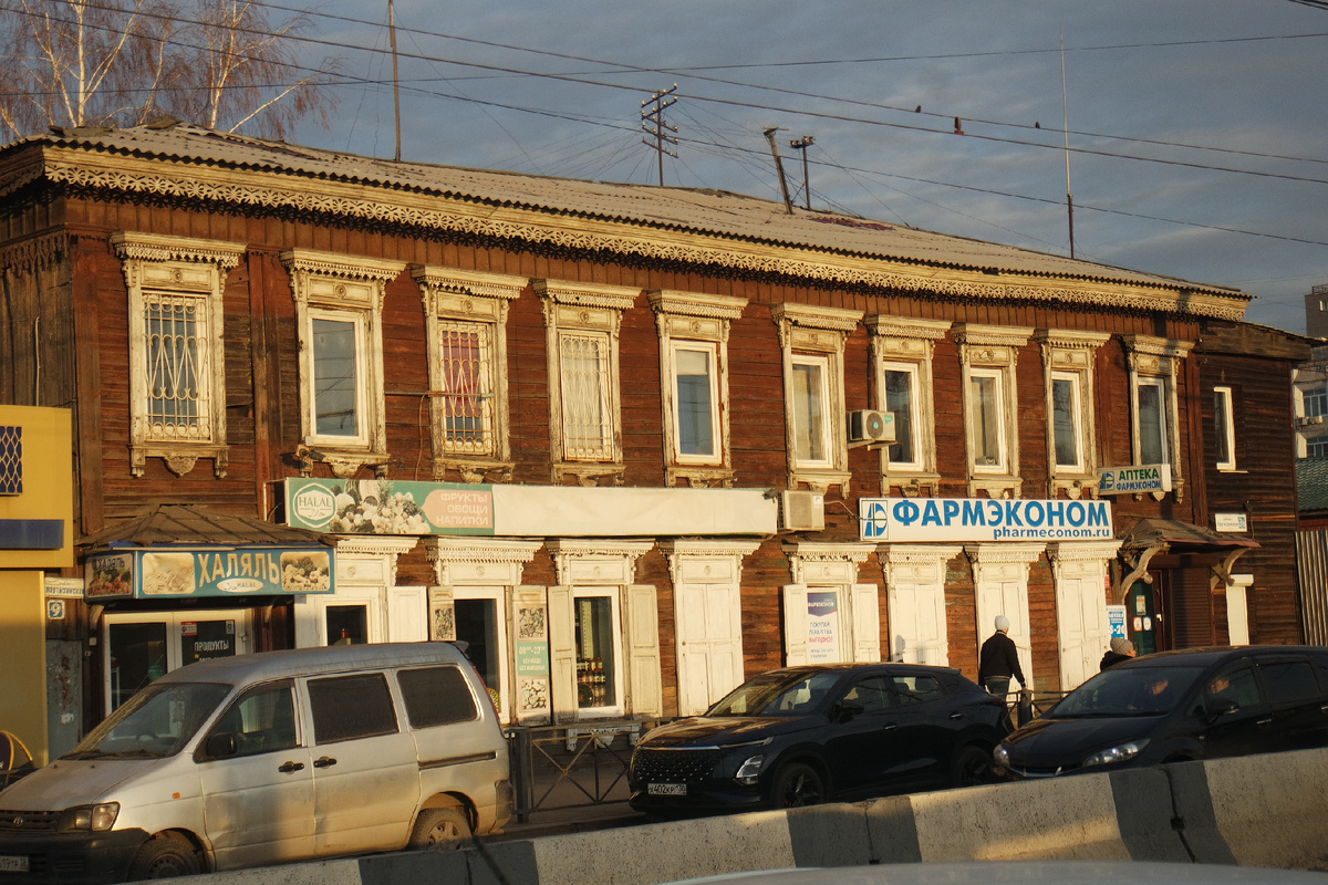 даже этот крупный мастодонт по адресу Партизанская 9 уцелел!..