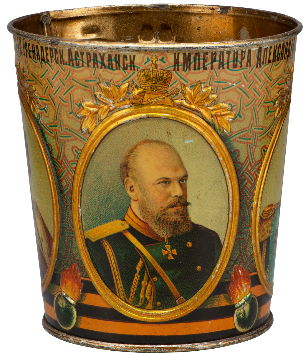 Стопа в память 200-летнего юбилея 12-го гренадерского Астраханского Императора Александра III полка. Фабрика В. Бонакера. Москва. 1900 г. Жесть; штамповка, хромолитография.

В полковом обиходе и закупочной документации конца XIX — начала XX века такие сосуды именовались кружками.
На стопе изображены портреты императоров Петра I (при нем в 1700 году был образован полк), Александра III (первого августейшего шефа, чье имя после смерти было присвоено полку) и Николая II (августейшего шефа).
На задней стороне схематично изображена группа исторических георгиевских знамен полка (полученных в 1831 и 1877 годах) с наградными георгиевскими и юбилейными александровскими лентами (пожалованными в 1838 году); также изображены серебряные георгиевские трубы, пожалованные полку в 1878 году за взятие Плевны, и знаки на головные уборы «За отличие», пожалованные в 1814 году. По низу стакана изображена георгиевская лента и пылающие гранаты — эмблема гренадер как вида пехоты. По верху надпись: "На память от 12 гренадерск. Астраханск. Императора Александра III Полка 1700—1900". Ссылка: https://rm.shm.ru/core/item/380