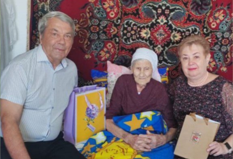    95 лет исполнилось ветерану труда и труженице тыла Елене Черевковой из Гая