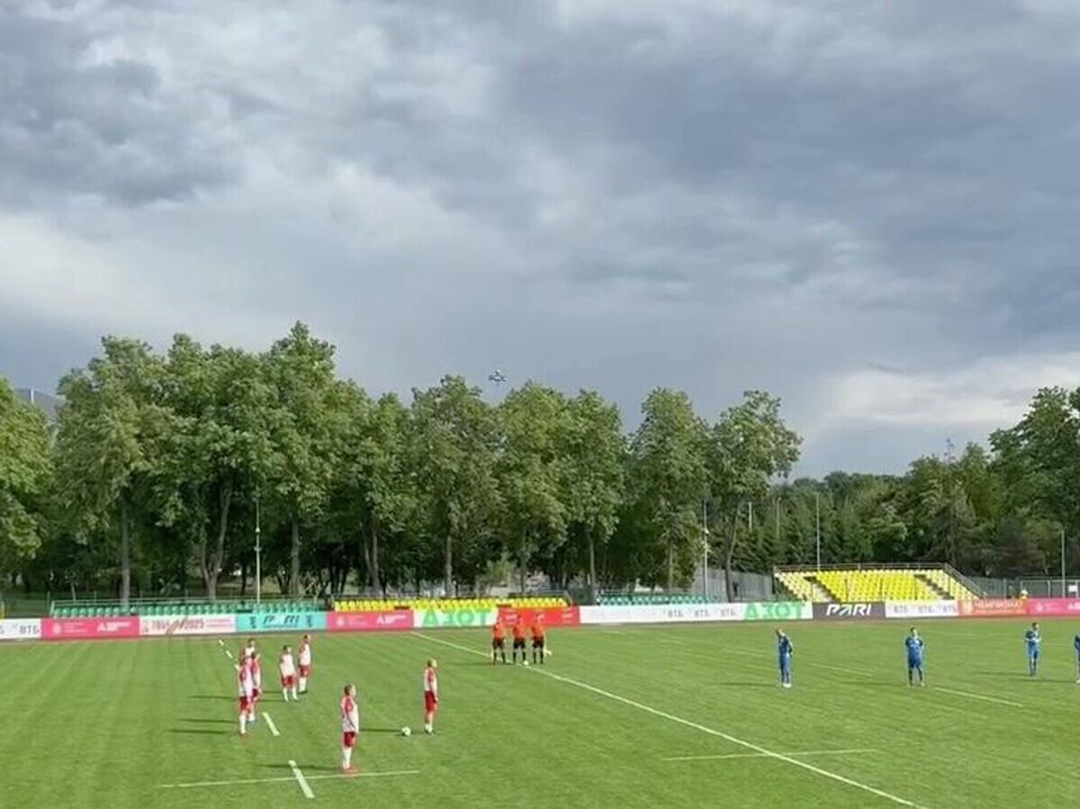    Товарищеский футбольный матч между "сборной России" из представителей власти РФ и "сборной мира" из дипломатов дружественных стран начался с минуты молчания в связи с ЧП под Брянском© РИА Новости