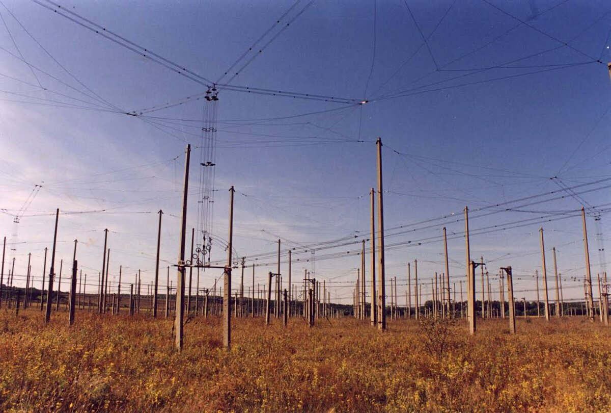 На рисунке показан один из возможных вариантов антенного поля.