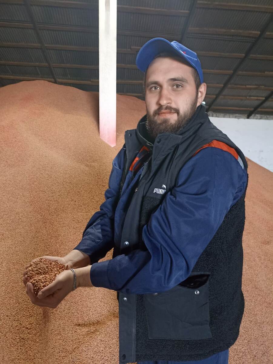 Управляющий Максим Гарлюпин. Фото Людмила Иванова