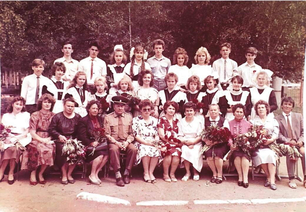 Я вторая слева во втором ряду