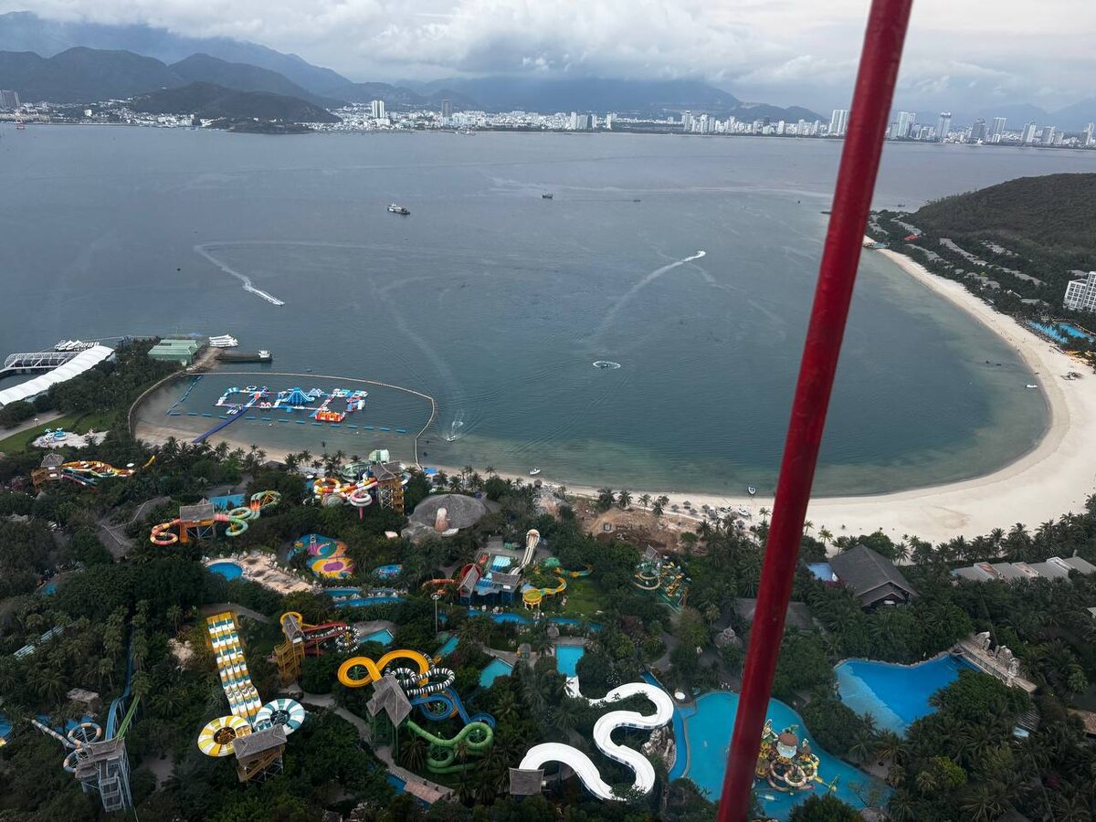 Вид сверху на аквапарк