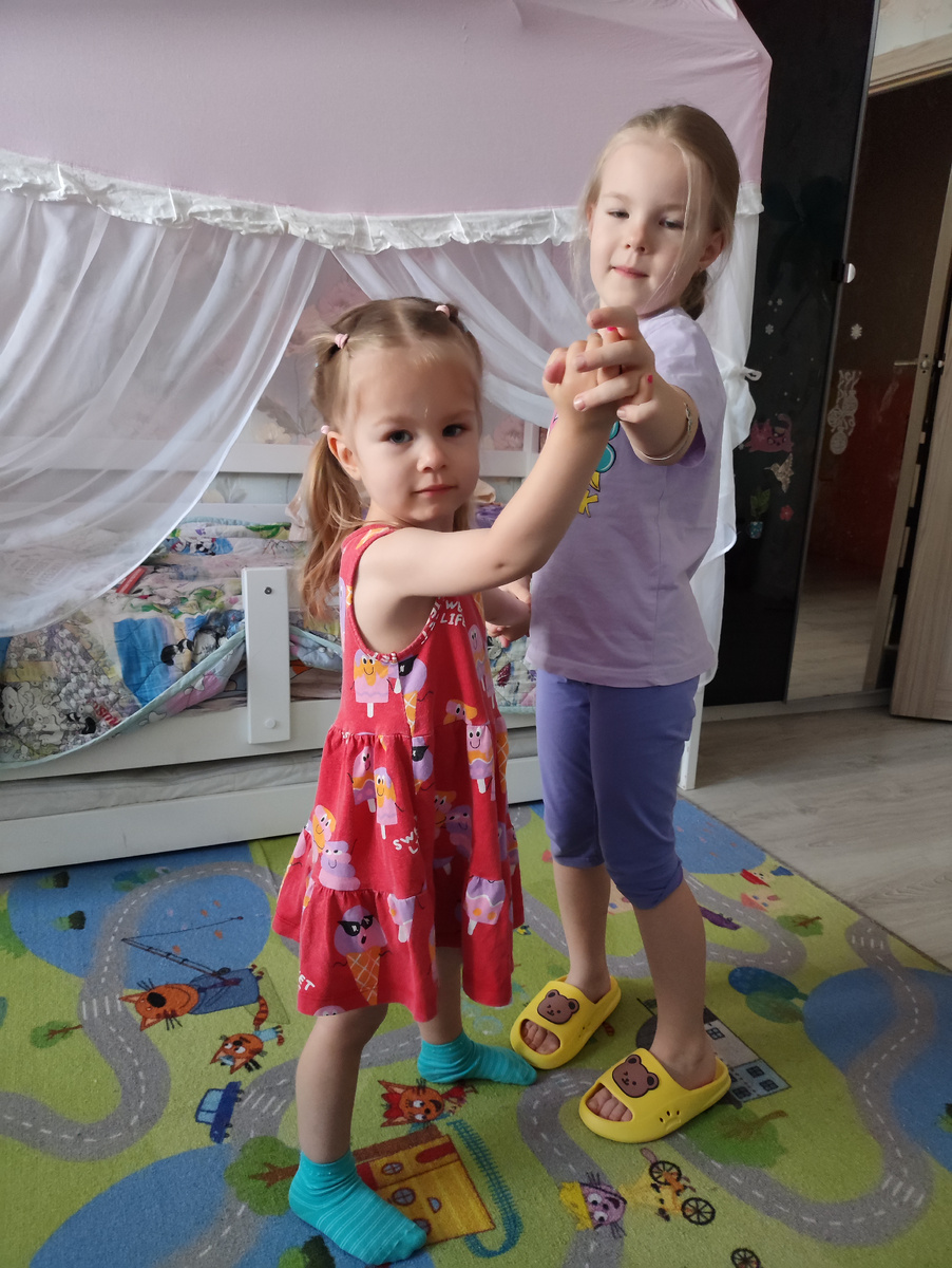 Агата 3 года и Злата 6 лет