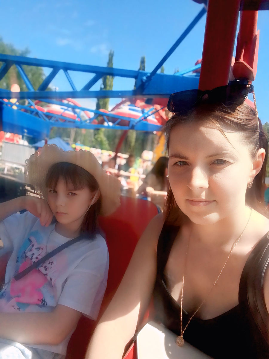 Последний раз на каруселях. Я уже не весёлая. Очень хотелось больше не летать, но дочку одну не сажали. 