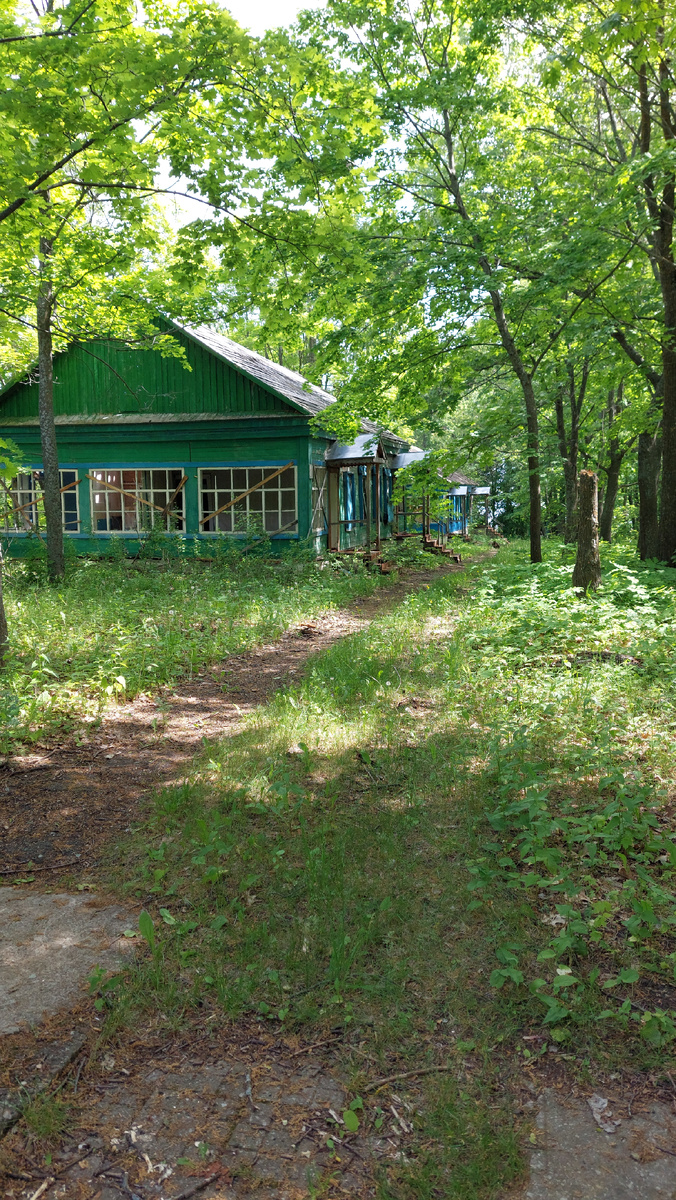 Заброшенная турбаза у Серебряного источника. Фото автора.