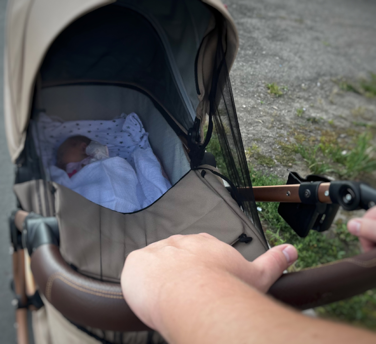 В боди, но под пеленкой! Это самая первая прогулка. За бортом +29 градусов