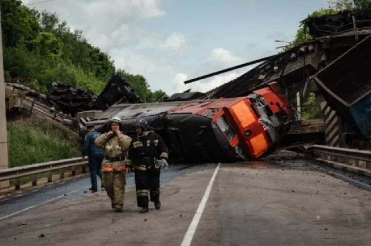    Хинштейн опубликовал фото грузового поезда, сошедшего с рельс