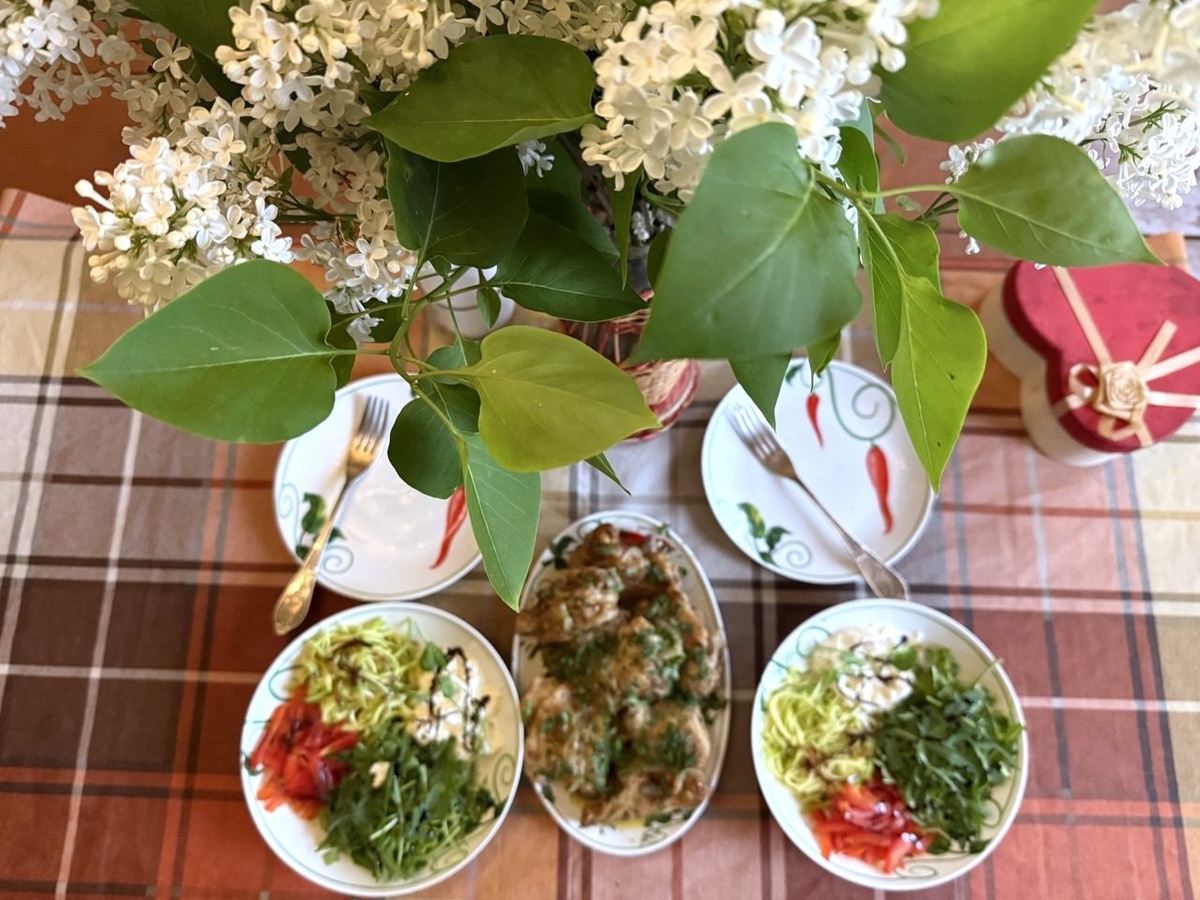 я его готовила в мае, когда вовсю цвела сирень, мой любимый принес мне из оврага букет 