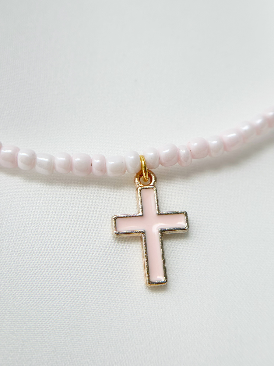 Эмалированный крестик с золотой окантовкой добавляет акцент и изысканность. 