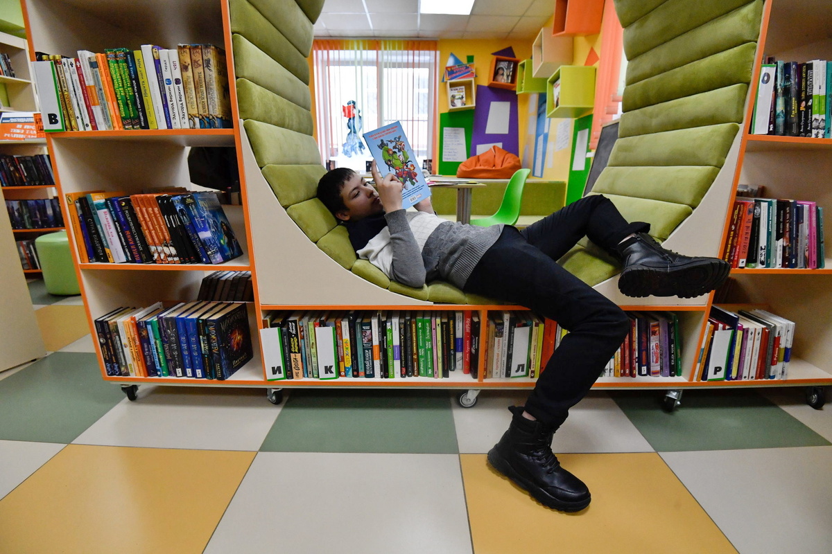 Мальчик в читальном зале центральной детской библиотеки Тихвина во время осмотра губернатором, Ленинградская область, 15 февраля 2023