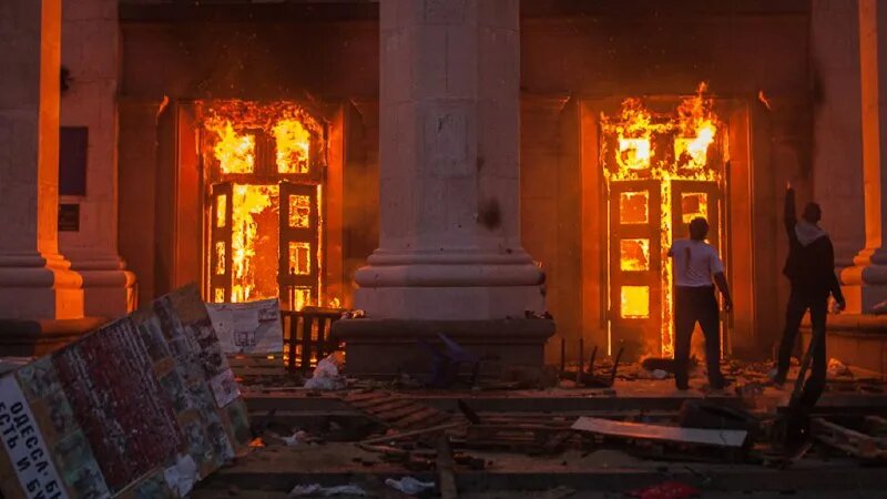 Горящий Дом профсоюзов в Одессе. 2014 год.