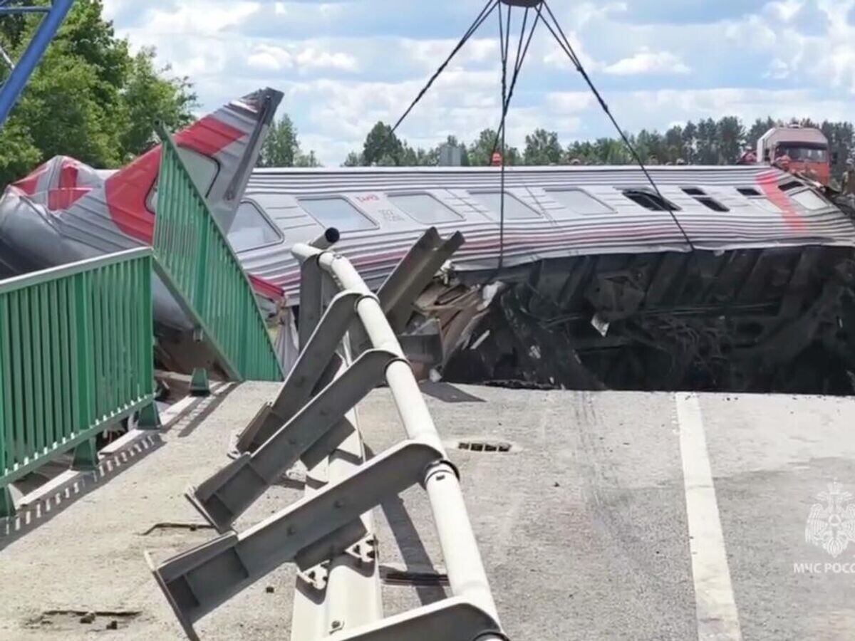    Аварийно-спасательные работы на месте обрушения моста в Брянской области© МЧС России/Telegram