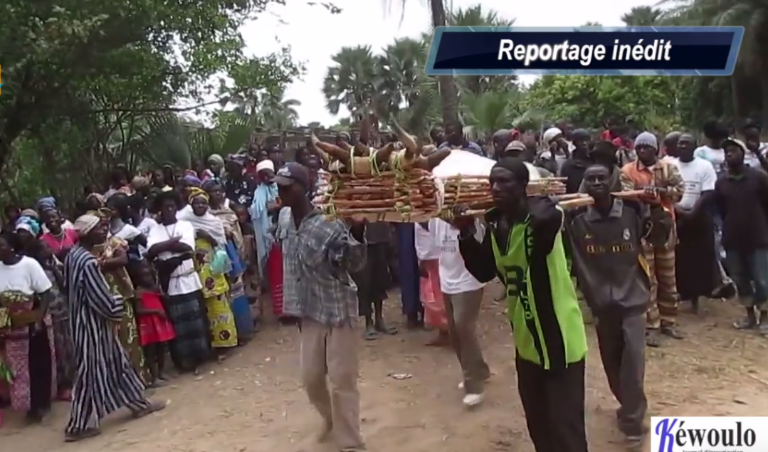 Церемония "Допрос мертвеца". Источник: https://kewoulo.info/culture-linterrogatoire-des-morts-continue-de-preoccuper-les-familles-endeuillees-en-casamance/