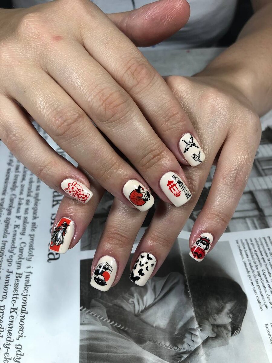 Руки все поцарапанные, а костяшки сбиты, потому что я недавно с усердием большой колючий алое пересаживала)) 