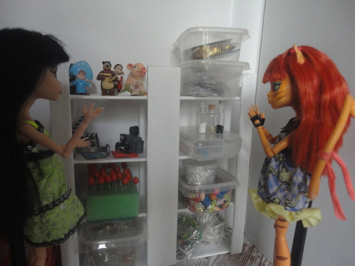 Вот так мы начинали. У нас еще не было хорошей фотокамеры, но мы учились жить отдельно от родителей, сделали для себя мастерскую, и начали изучать магию творчества.