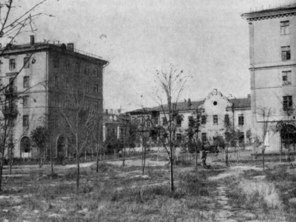 Вид с Измайловского бульвара на детский сад поселка Военморстроя. Фотография начала 1950-х гг. 